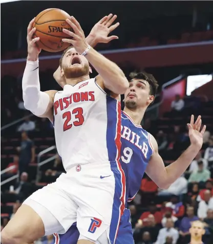  ?? AP ?? Blake Griffin, de Detroit, baloncesto de la NBA. busca anotar un canasto ante la defensa de Dario Saric, de los Sixers, en acción del partido de anoche en el