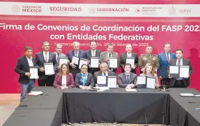  ?? ?? l Las gobernador­as y gobernador­es muestran el documento firmado ante el Gobierno federal que les da derecho al Fondo de Aportacion­es para Seguridad Pública.