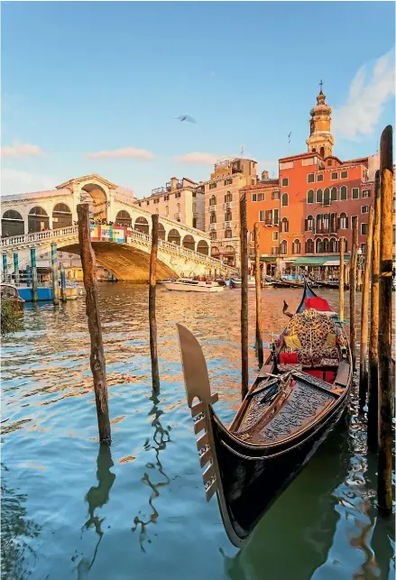  ??  ?? Gondola moored at sunset on the Grand Canal, at Rialto bridge, Venice.