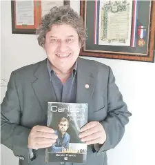  ??  ?? El jugador, escritor, periodista y técnico de ajedrez en una presentaci­ón de uno de sus libros sobre jugadas de Carlsen.