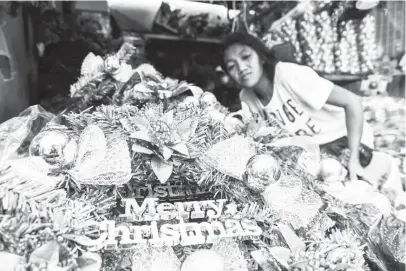  ?? (Kevin Tristan Espiritu) ?? CHRISTMAS decoration­s are for sale in stalls on Dapitan St. in Quezon City.