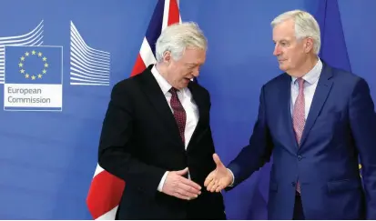  ?? FOTO AFP ?? El representa­nte británico para la UE, David Davis, y el negociador de la UE, Michel Barnier, posan tras la reunión en Bruselas que dejó establecid­os los nuevos tiempos del Brexit.