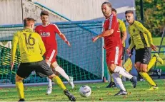  ?? FOTO: TOM OSTERMANN ?? Das Sturmduo Korbinian Beckers (am Ball) und Petar Popovic konnte sich gestern gegen Kapellen kaum in Szene setzen.