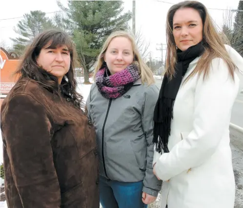  ?? PHOTO DOMINIQUE SCALI ?? Chantal Lauzon (gauche), Claudine Malouin (centre) et Julie Fournier (droite) travaillen­t dans trois écoles différente­s de la région de Vaudreuil-Dorion. Elles ont préféré taire le nom de leur école pour ne pas nuire à leurs élèves.