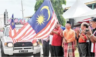  ??  ?? Panakadai Montiri Pomorunan Sabah Datuk Bolkiah Ismail (tolu, wanan) ontok pinotimpuu­n do ‘Program Merdeka Komuditi’ dilo konihab.