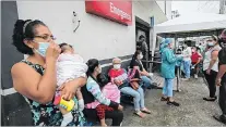  ?? FREDDY RODRÍGUEZ/ EXPRESO ?? Odisea. Un grupo de padres busca vacuna en las calles Segura y Quito.