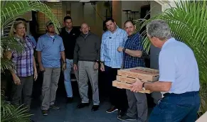  ?? AP ?? Former US president George W Bush delivers pizzas to his secret service detail in Florida as a show of support for federal employees affected by the partial US government shutdown.