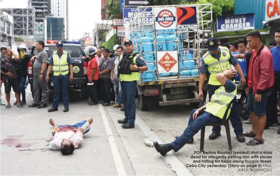 ?? PAUL JUN E. ROSAROSO ?? PO1 Berlino Ricafort (seated) shot a man dead for allegedly pelting him with stonesand hitting his head along Escario Street, Cebu City yesterday. (Story on page 5)