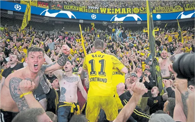  ?? ?? Un símbolo de la historia reciente: Marco Reus se tira de cabeza con la gente, en un rincón del Parque de los Príncipes, tras llegar a la final de la Champions