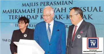  ??  ?? NAJIB merasmikan Mahkamah Jenayah Seksual Terhadap Kanak-Kanak diiringi Azalina dan Ketua Hakim Negara, Tan Sri Md Raus Sharif (kanan) di Istana Kehakiman Putrajaya.