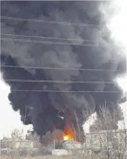  ?? Pavel Kolyadin / Reuters ?? Depósito de combustibl­e incendiado en Belgorod.
