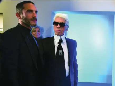  ?? GTRES ?? Sébastien Jondeau y Karl Lagerfeld, fotografia­dos en París en octubre de 2015