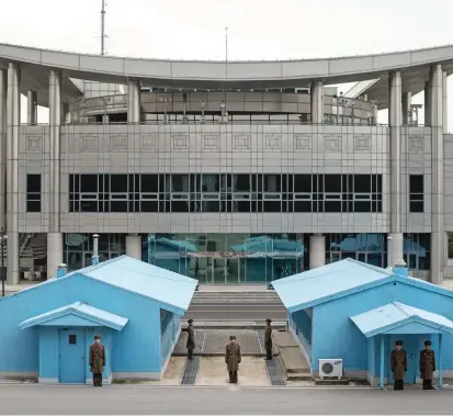  ?? FOTO ?? Desde fin de la Guerra de Corea, el símbolo de la división (y de la esperanza de unión futura) entre las dos Coreas es la denominada “Casa de la Paz” en plena zona desmilitar­izada.