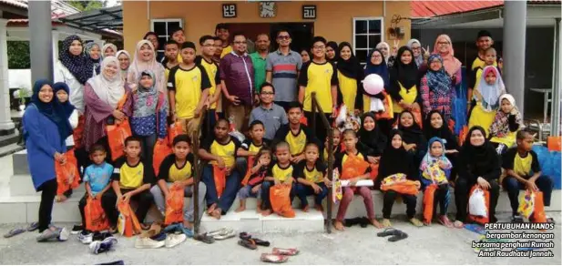  ??  ?? PERTUBUHAN HANDS bergambar kenangan bersama penghuni Rumah
Amal Raudhatul Jannah.