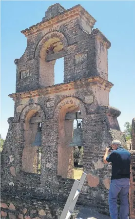  ??  ?? 3 CÓRDOBA. En la Estancia Jesús María se verificaro­n las tareas de restauraci­ón, con análisis de materiales y patologías.