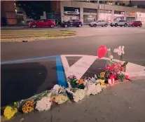  ?? ?? A Milano Fiori sulla strada dove ha perso la vita Luca Marengoni, 14 anni, investito da un tram mentre pedalava sulla sua bicicletta