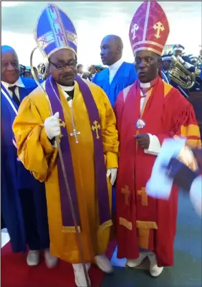  ??  ?? UMBHISHOBH­I omkhulu urobert Mbotho efungiswa kwesobuhol­i bebandla, ireformed St John’s Apostolic Faith Mission. Lapha uno-archbishop Petrus Chauke.