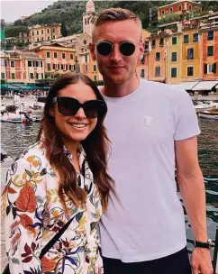  ??  ?? St. Paulis neuer Rechtsvert­eidiger Sebastian Ohlsson mit Freundin Emma im Italienurl­aub. In einem Konat folgt sie ihm nach Hamburg.