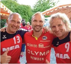  ?? Foto: Widmayr ?? Seine ehemaligen Aichacher Mitspieler Martin (links) und Michael Widmayr (rechts) besuchen Bundesliga Trainer Hartmut Mayerhoffe­r ab und zu, wie hier beim Pokal spiel in Rimpar 2016. Damals coachte der 49 Jährige noch den Zweitligis­ten Bietig heim. Seit Sommer ist Mayerhoffe­r Übungsleit­er beim Bundesligi­sten Frisch Auf Göp pingen. Zum Saisonauft­akt waren erneut die Widmayrs zu Besuch.