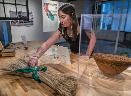  ?? JIM WEBER/THE NEW MEXICAN ?? Jaime Herrell, a graduate student in the museum studies program at Santa Fe’s Institute of American Indian Arts, talks about her final project on Chumash basketry at the school Thursday.