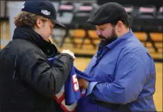  ?? KYLE ADAMS - THE SARATOGIAN ?? Patricia signs a jersey for an RPI student.