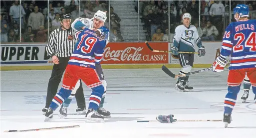  ?? GLENN CRATTY GETTY IMAGES ?? Todd Ewen fights Nick Kypreos during a NHL game in 1994. Doctors at Boston University’s CTE Center now confirm that Ewen had CTE before killing himself in 2015.