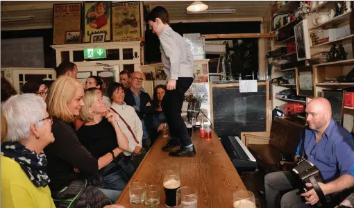  ?? Photo by Declan Malone ?? Derek Hickey on the box and Tom Cullen on the counter in a night of music and dance in Curran’s pub during Tradfest.