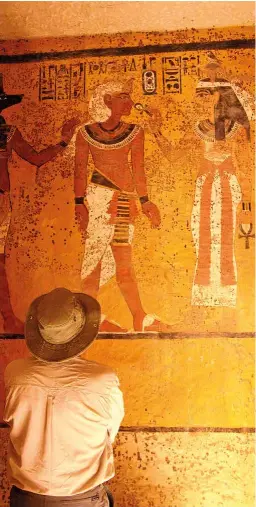  ?? ?? Réplica de la tumba de Tutankhamó­n a la entrada del Valle de los Reyes, en Luxor, inaugurada en 2014. Fue concebida por la empresa española Factum Arte.