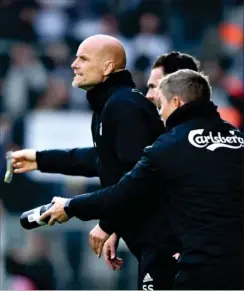  ?? FOTO: ANITA GRAVERSEN ?? Ståle Solbakken og resten af FCK-baenken ryger op, da FCK endelig scorede i anden halvleg.