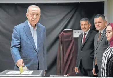  ?? AK PARTY / EUROPA PRESS ?? Tayyip Erdogan, en el momento de votar.