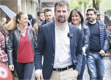  ?? ?? JUAN LÁZARO/ICAL
El líder del partido del puño y la rosa en la Comunidad llega a Ferraz junto a Barcones y Ana Sánchez