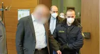  ?? FOTO: DPA ?? Der Angeklagte (l.) vor dem Landgerich­t Traunstein.