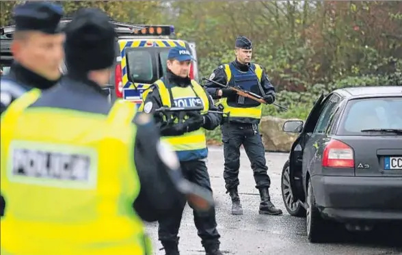  ?? PASCAL ROSSIGNOL / REUTERS ?? Policías franceses en un control en la autopista A-2, que une París con Bruselas, en la antigua aduana de Saint-Aybert