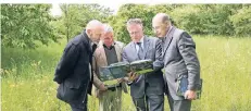  ?? FOTO: BÜNTIG/RKN ?? Frank Boehm, Frank Maier-Solgk, Hans-Jürgen Petrauschk­e und Tillmann Lonnes bei der Buchvorste­llung im Grünen.