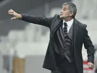  ??  ?? Turkey’s coach Şenol Güneş gestures during a friendly between Turkey and Croatia, Istanbul, Turkey, Nov. 11, 2020.