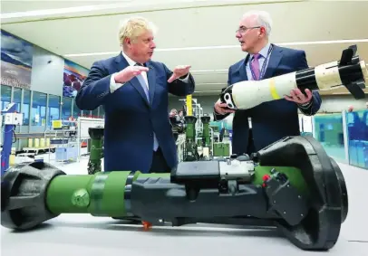  ?? AP ?? El primer ministro británico, Boris Johnson, visitó ayer una fábrica de armas en Belfast