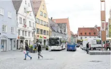  ?? ARCHIVFOTO: KATHARINA MÜLLER ?? Am Memminger Weinmarkt treffen die unterschie­dlichsten Verkehrste­ilnehmer aufeinande­r. Wie man die einzelnen Verkehrsmi­ttel in Memmingen und der Regionen besser miteinande­r verzahnen und zugleich die Umweltbela­stung senken kann, soll jetzt eine Studie über die Mobilität zeigen.