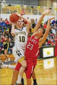  ?? BARRY BOOHER — THE NEWS-HERALD ?? Riverside’s Jameson Campbell drives on Harvey’s Bishop Thomas on Feb. 17.