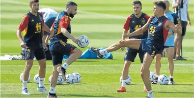  ?? ?? Azpilicuet­a, Carvajal, Sarabia y Marcos Llorente, durante un ejercicio en el entrenamie­nto de ayer.