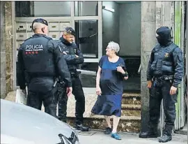  ?? ÀLEX GARCIA ?? Una veïna del Raval somriu als mossos de la Brimo