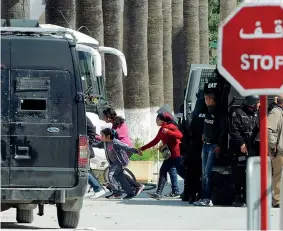  ??  ?? 18 marzo 2015 L’evacuazion­e di alcuni turisti da parte della polizia tunisina durante l’attentato al museo del Bardo