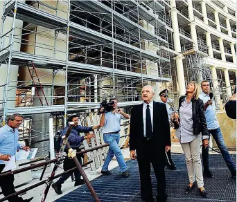  ??  ?? Crescent Nella foto scattata il primo novembre 2013, Vincenzo De Luca, allora sindaco di Salerno e viceminist­ro alle Infrastrut­ture e ai Trasporti, in visita nel cantiere del Crescent, il grande edificio in costruzion­e sul lungomare della sua città da...