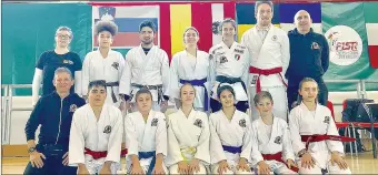  ??  ?? Gruppo vincente Gli atleti della Invictus Perugia Ju Jitsu Academy al centro sportivo “Pederzini” di Calderara di Reno