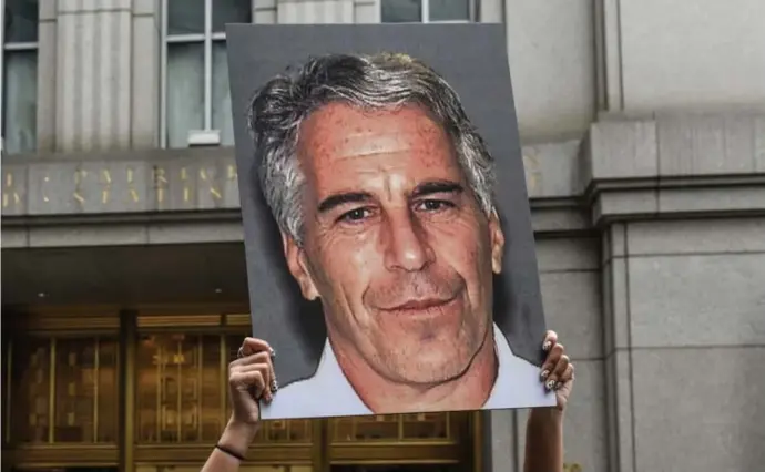  ??  ?? Een protestbet­oging tegen Jeffrey Epstein vorige maand: zijn slachtoffe­rs vinden het vreselijk dat hij door zijn dood juridisch de dans ontspringt.