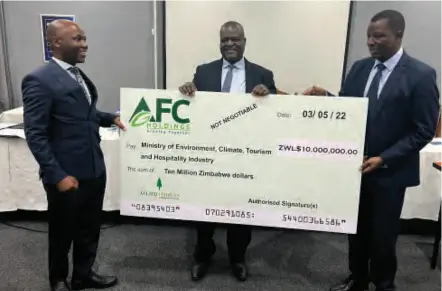  ?? ?? Allied Timbers Zimbabwe chairman Itai Ndudzo (left) and company CEO Remigio Nenzou handing over dividend check to Environmen­t secretary Munesu Munodawafa (right) earlier this week