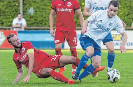  ?? FOTO: FLORIAN WOLF ?? Teilweise hart zur Sache ging es am Mittwoch beim Oberligasp­iel zwischen dem Bahlinger SC (links Tobias Klein) und dem FV Ravensburg (Sebastian Reiner).