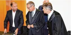  ?? Foto: Silvio Wyszengrad ?? Thomas S. (links) im Gerichtssa­al mit seinen Anwälten Bernhard Hannemann und Werner Ruisinger.