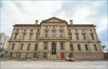  ?? ERIC BONZAR — THE MORNING JOURNAL ?? Lorain County Commission­ers have agreed to increase the budget for renovation­s of the old courthouse at 308 Second St. The original estimation by the Lorain County General Division judges came in at over $3.2 million, according to a 2014 Morning...