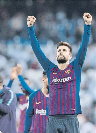  ?? FOTO: PERE PUNTÍ ?? No uno, dos golpes en la mesa Piqué celebra la segunda victoria en el Bernabéu en cuatro días