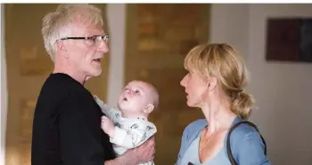  ?? FOTO: ARD DEGETO/OLIVER FEIST ?? Anton (Ernst Stötzner, l.) bleibt mit Otto (Marlo Keysers) zu Hause, während Johanna (Christina Große) wieder arbeiten geht. Das führt zu einigen Problemen in ihrer langjährig­en Beziehung.